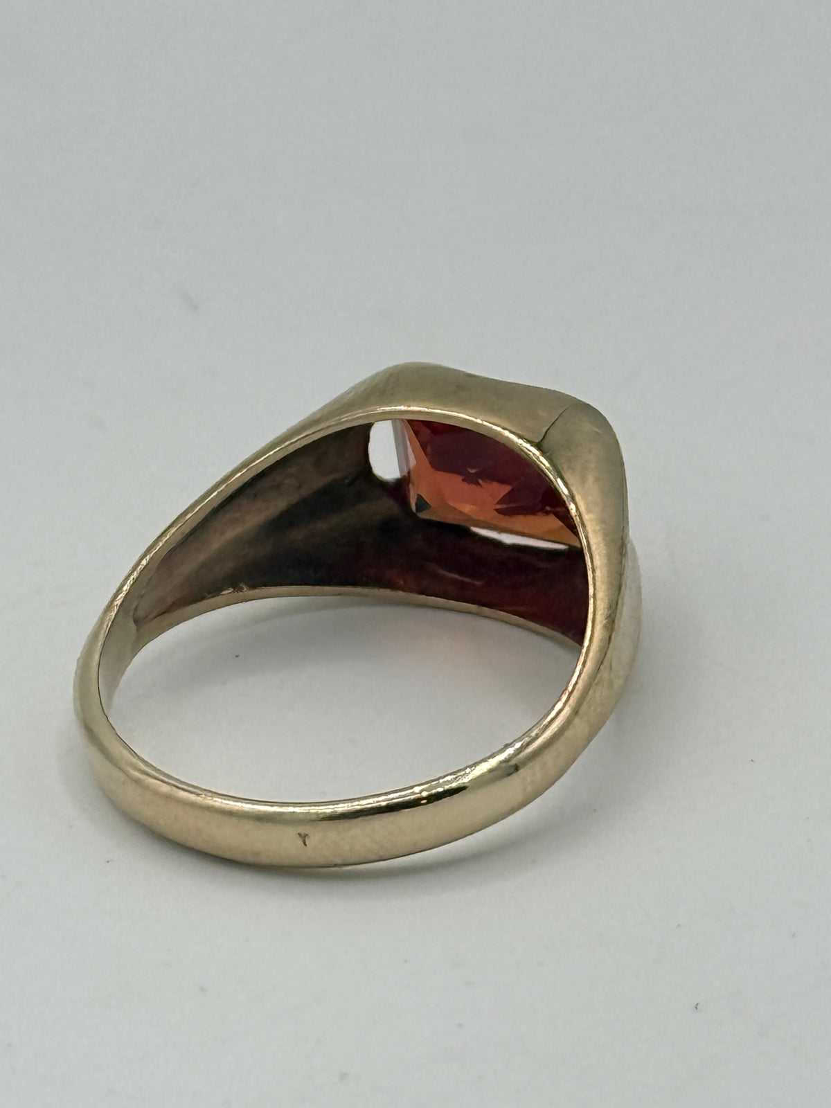 Vintage 14 karat Guld herrering, med smykkesten. Fra midt 20.Årh