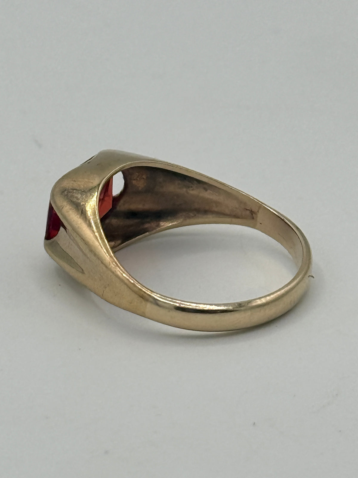 Vintage 14 karat Guld herrering, med smykkesten. Fra midt 20.Årh