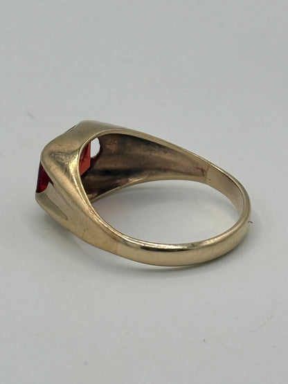Vintage 14 karat Guld herrering, med smykkesten. Fra midt 20.Årh