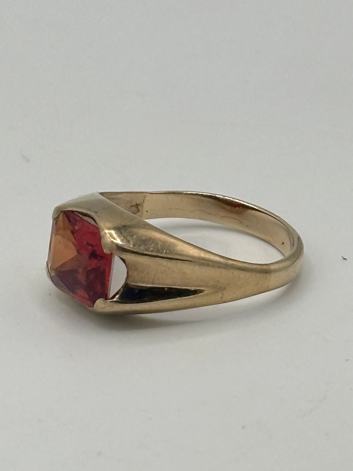 Vintage 14 karat Guld herrering, med smykkesten. Fra midt 20.Årh