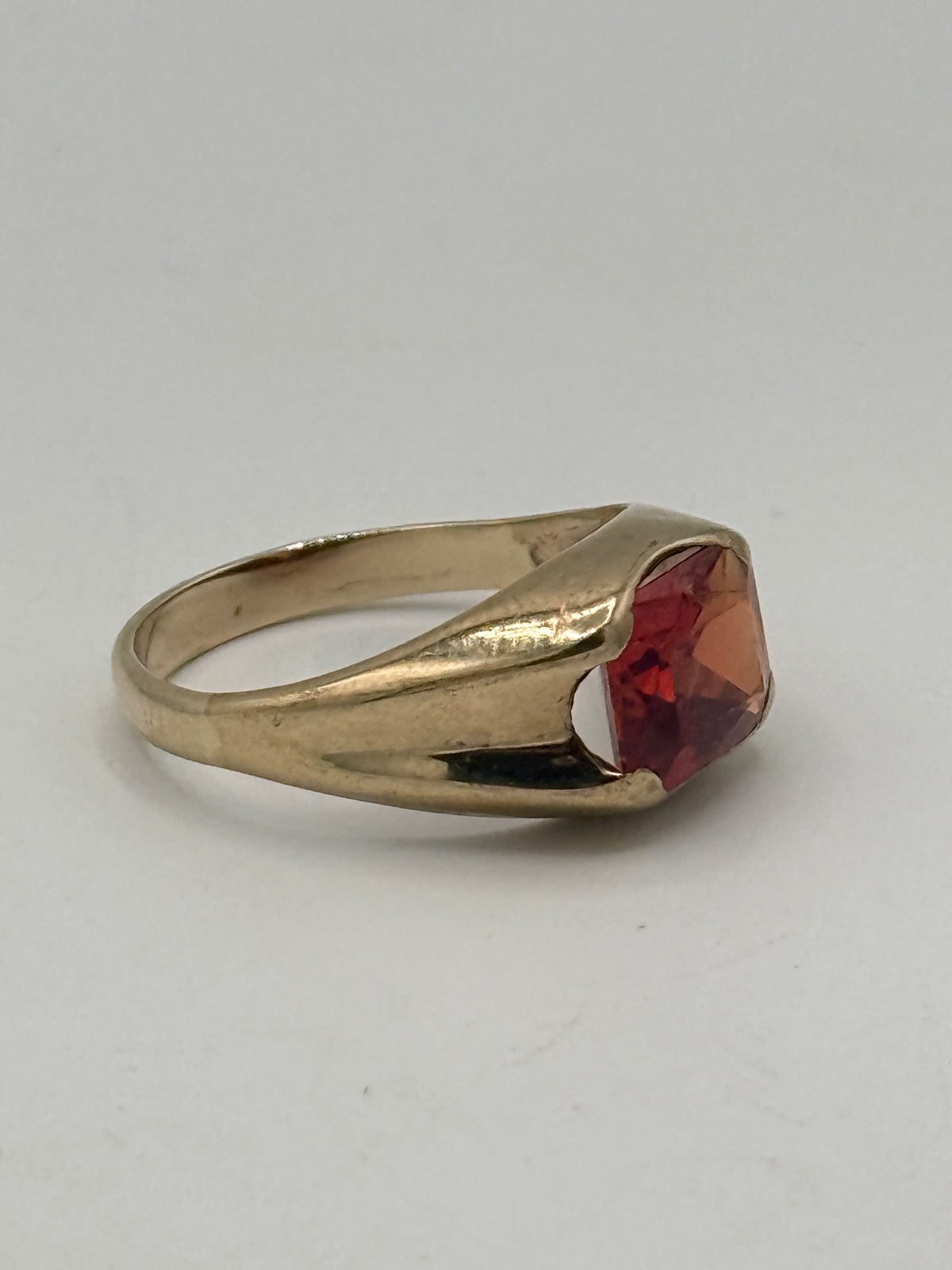 Vintage 14 karat Guld herrering, med smykkesten. Fra midt 20.Årh