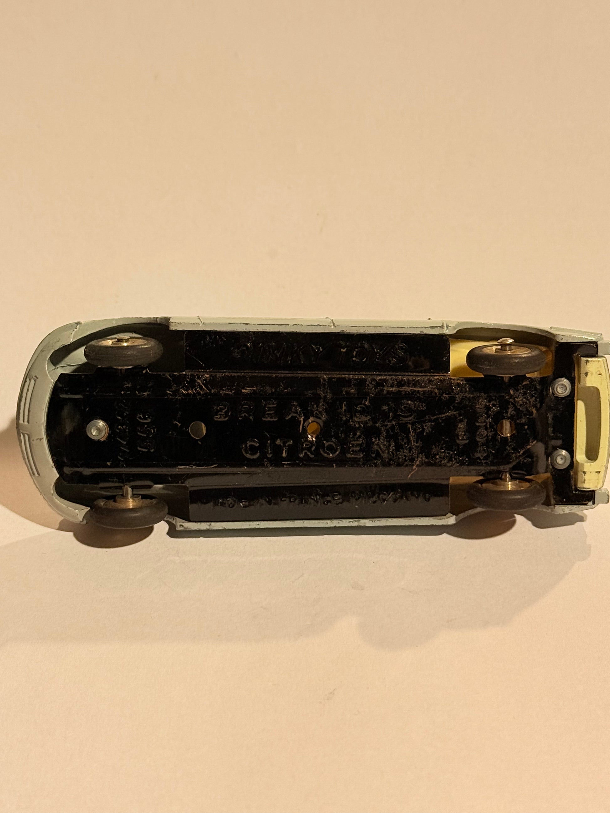 Dinky toys Citröen Break ID19 ambulance muncipale diecast legetøjsbil. Mål: ca. 4x12x4 cm. Stand: se billeder