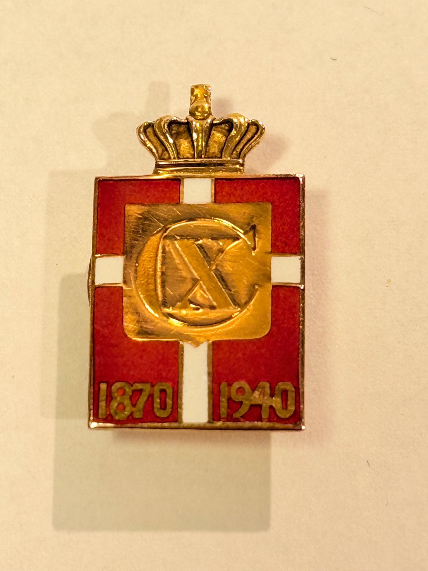 Georg Jensen Guld Chr.X. Kongemærke 1870-1940 til knappehul.