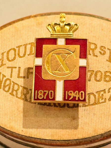 Georg Jensen Guld Chr.X. Kongemærke 1870-1940 til knappehul.