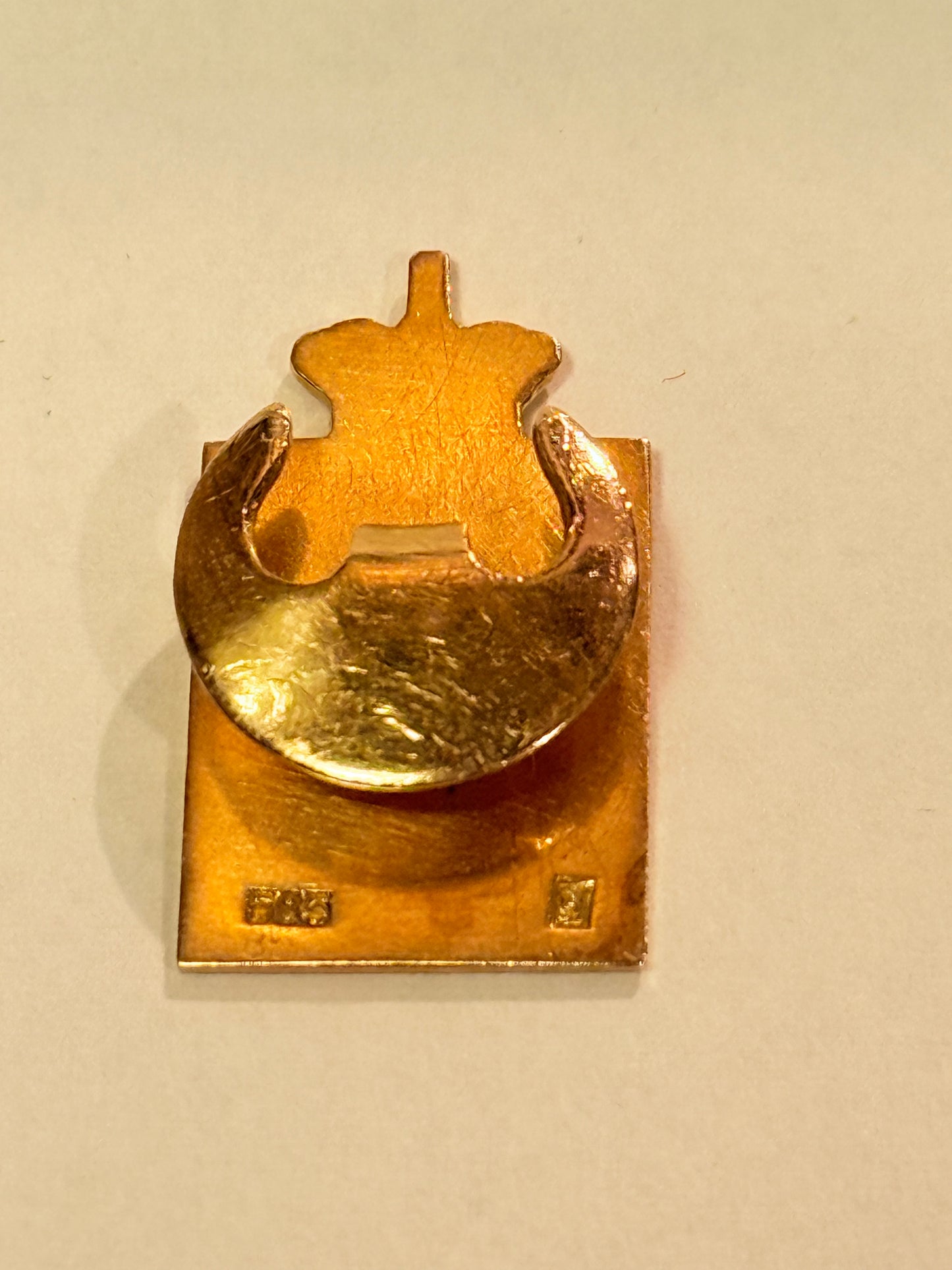 Georg Jensen Guld Chr.X. Kongemærke 1870-1940 til knappehul.