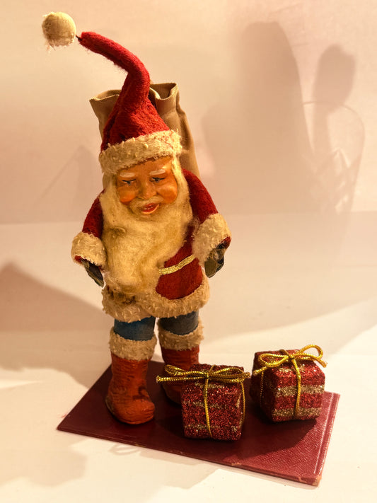 Julemand med sæk og gaver, fra start/midt 1900tallet