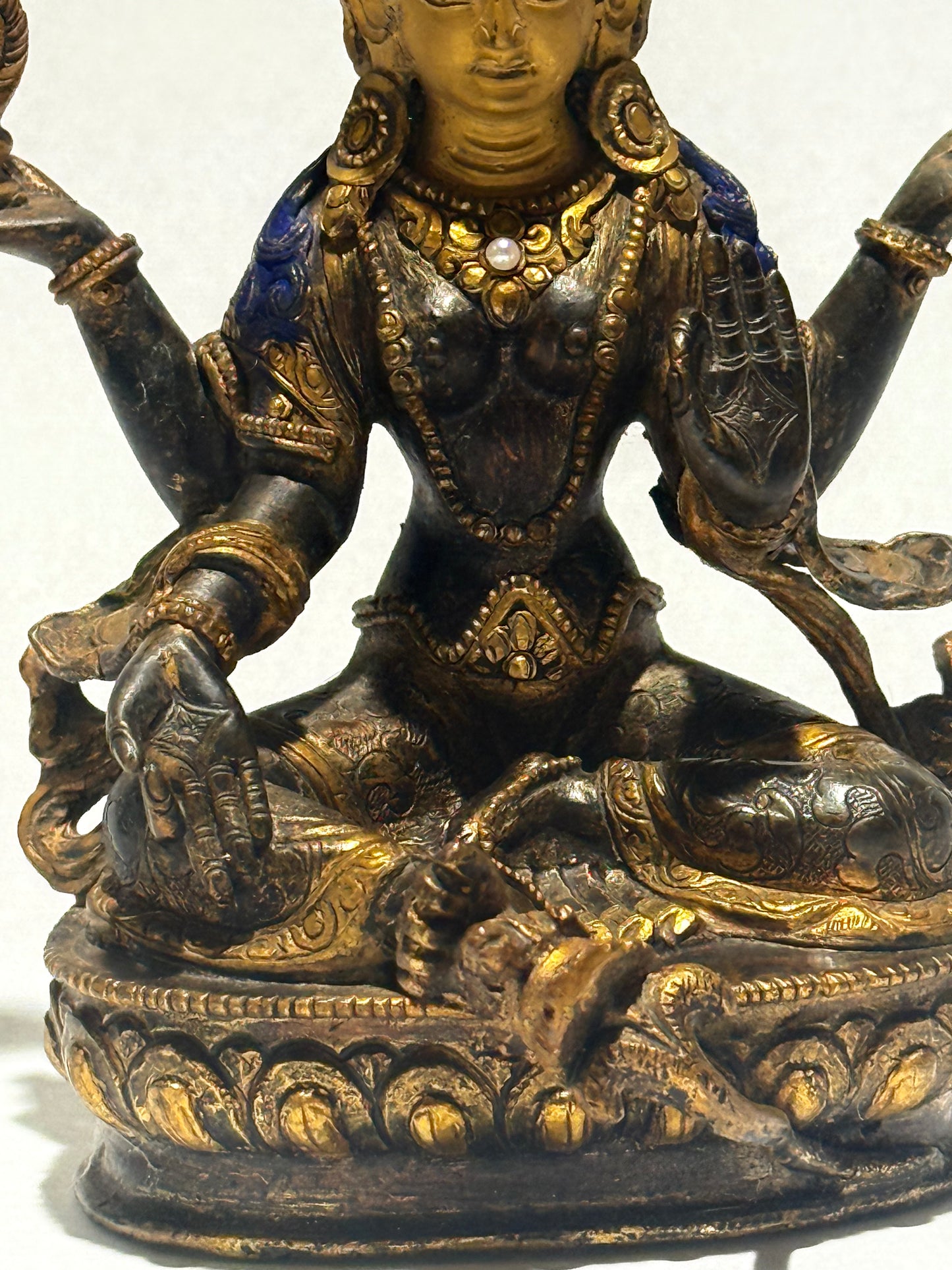 Laxmi, en gudinde fra 1900 tallet, i forgyldt og oxideret kobber