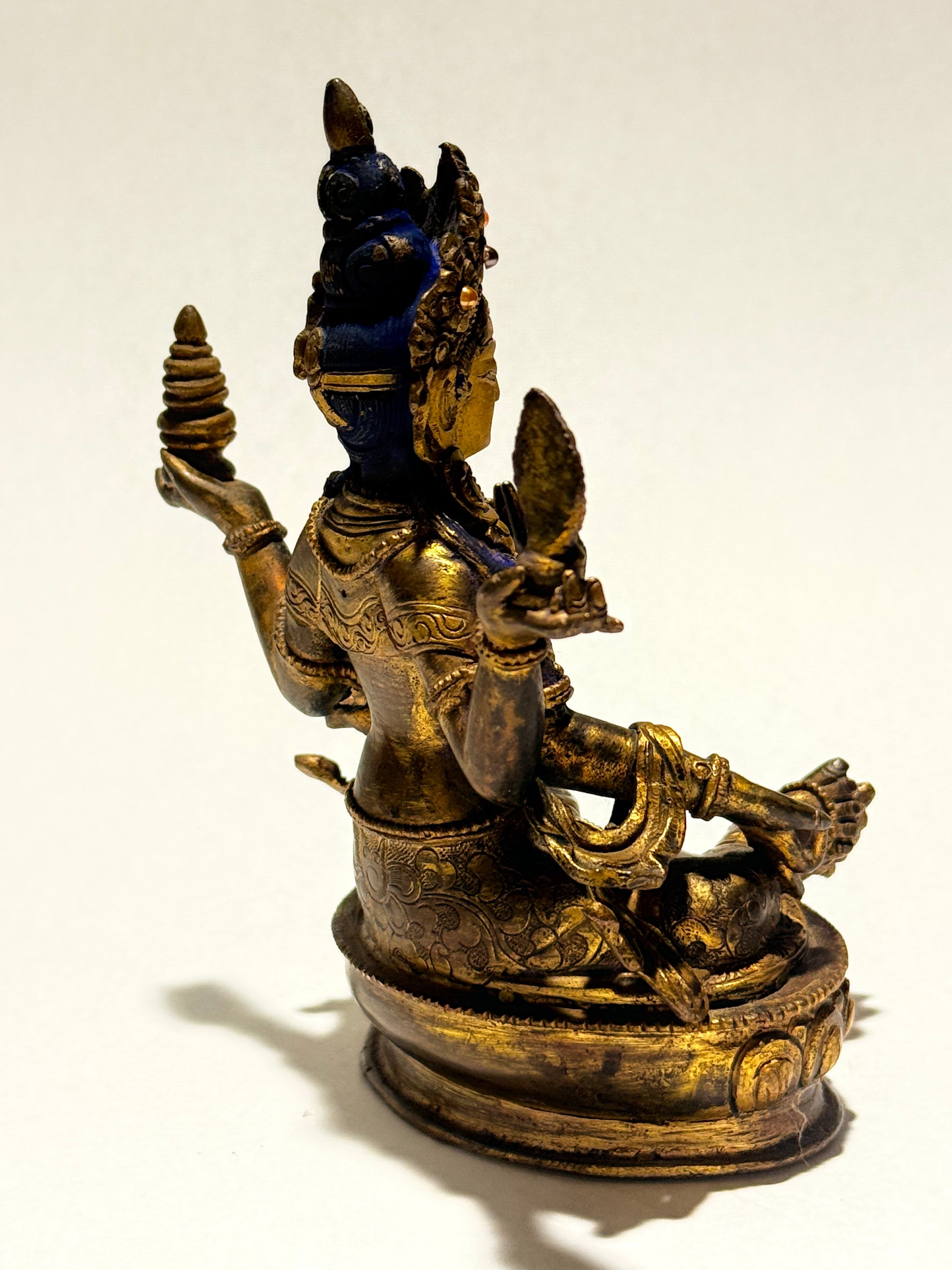 Laxmi, en gudinde fra 1900 tallet, i forgyldt og oxideret kobber