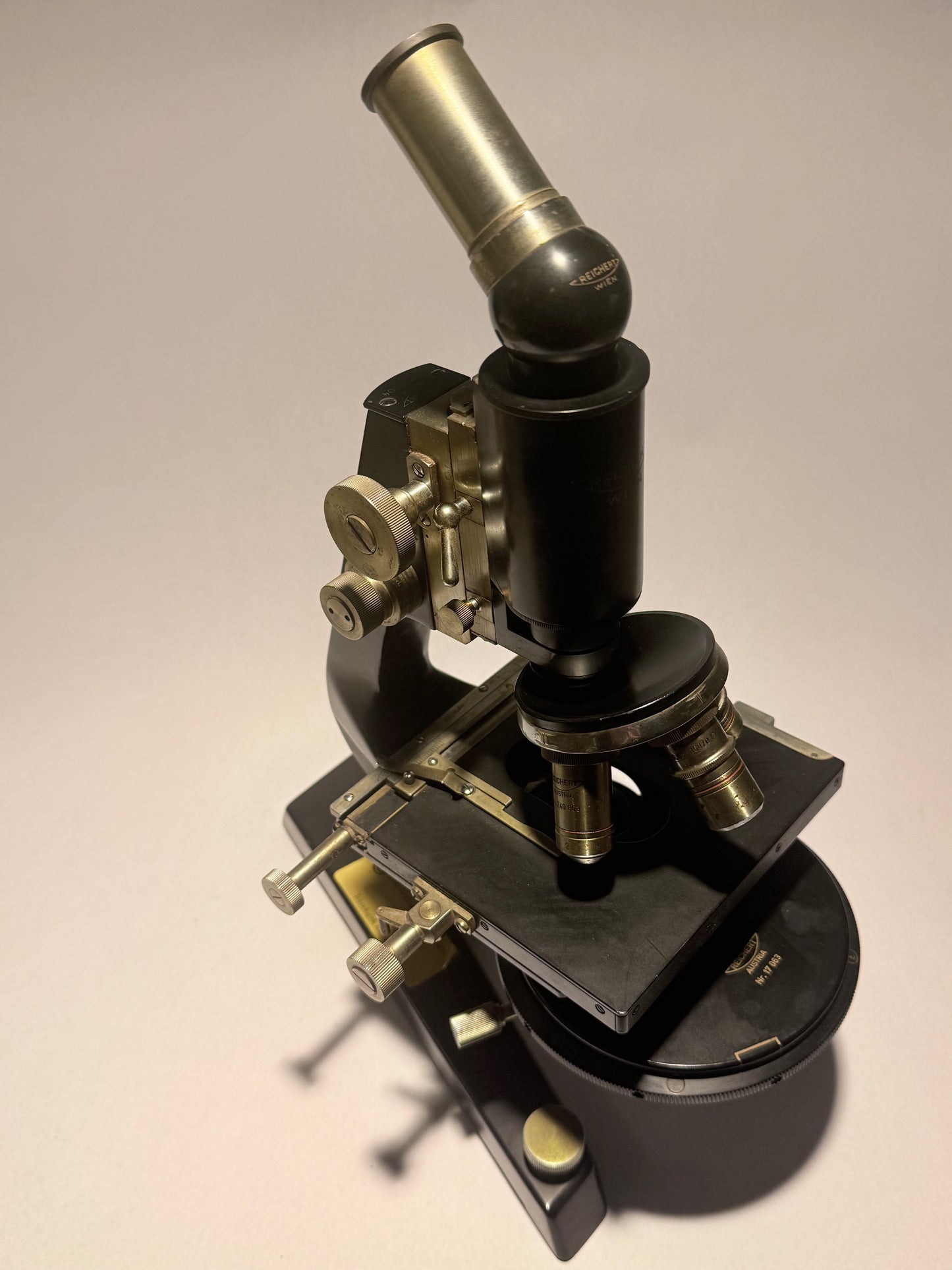 Reichert optisk mikroskop No 198504, med fire objektiver. Østrig. Fra 1940érne