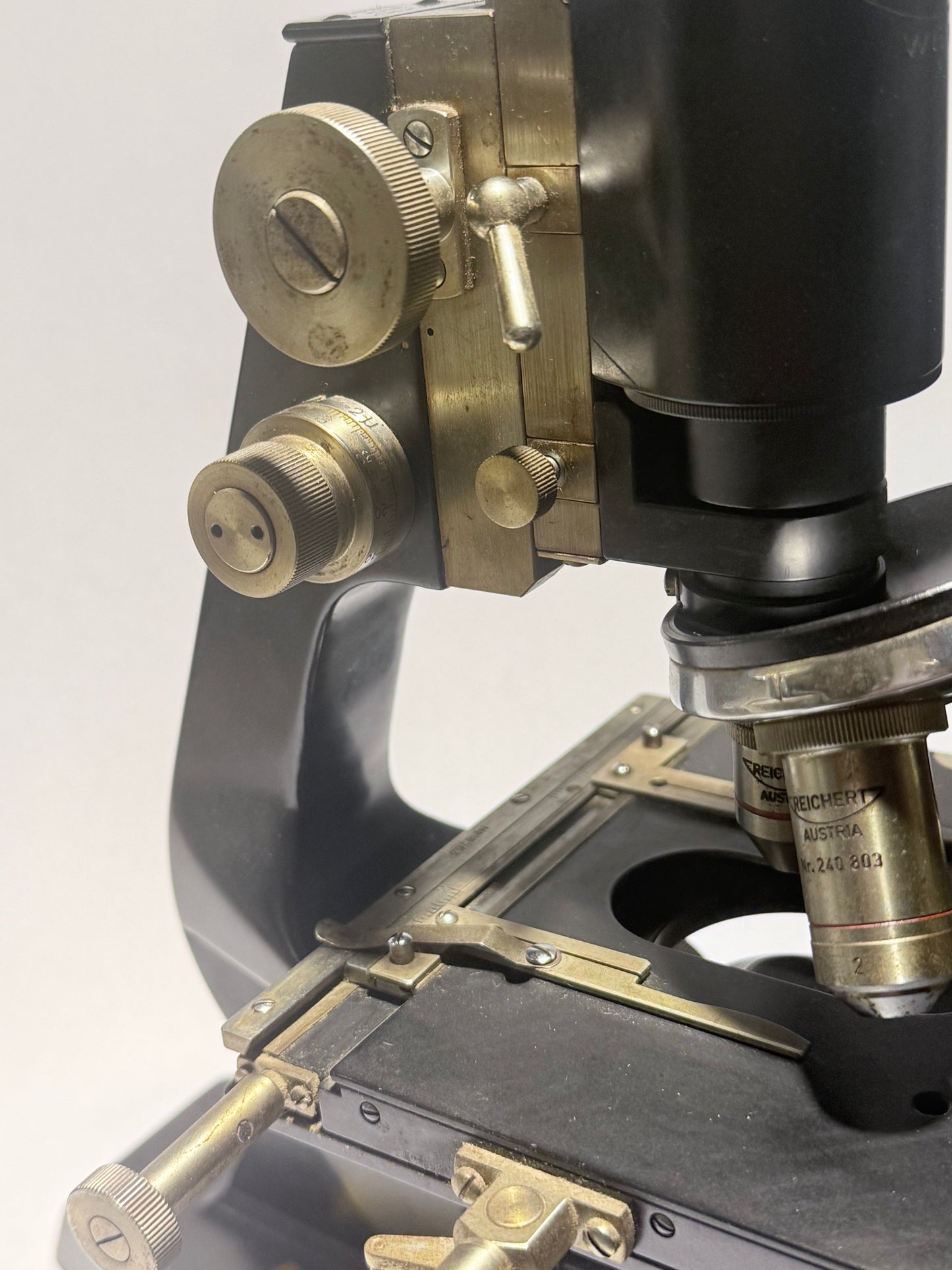 Reichert optisk mikroskop No 198504, med fire objektiver. Østrig. Fra 1940érne