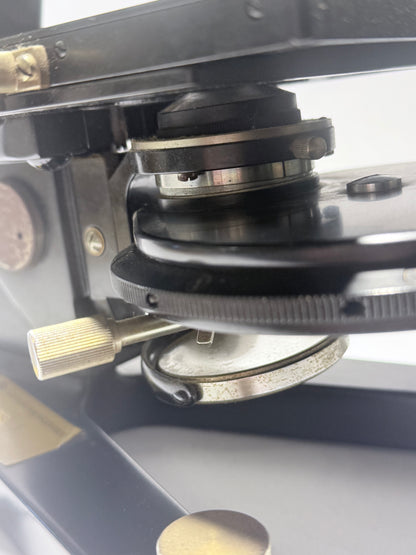 Reichert optisk mikroskop No 198504, med fire objektiver. Østrig. Fra 1940érne