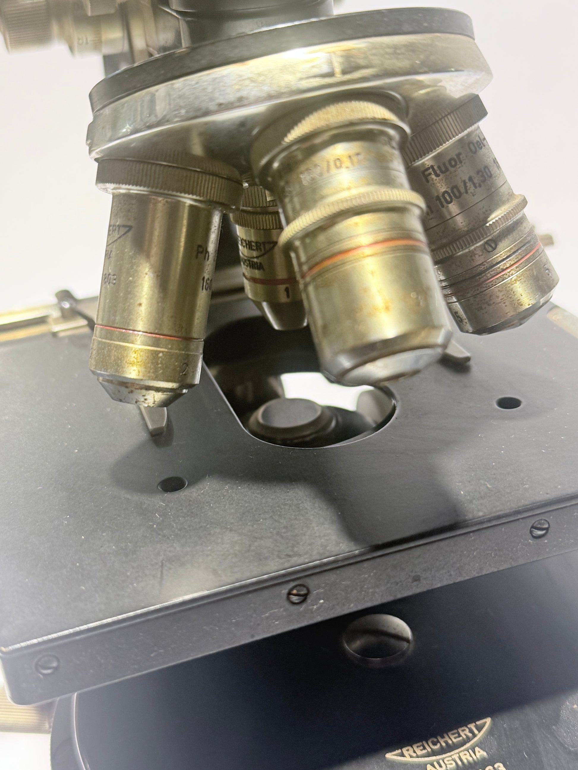 Reichert optisk mikroskop No 198504, med fire objektiver. Østrig. Fra 1940érne