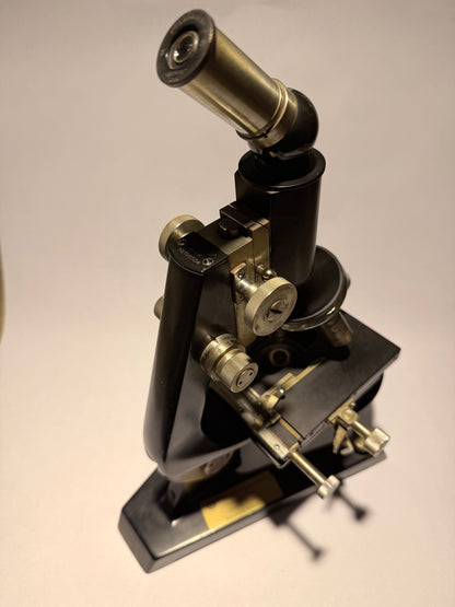 Reichert optisk mikroskop No 198504, med fire objektiver. Østrig. Fra 1940érne