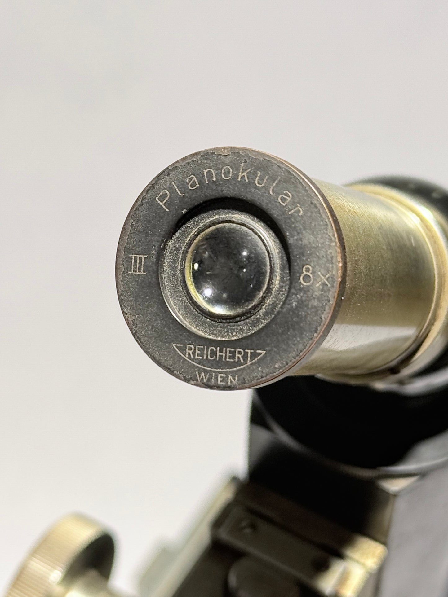 Reichert optisk mikroskop No 198504, med fire objektiver. Østrig. Fra 1940érne