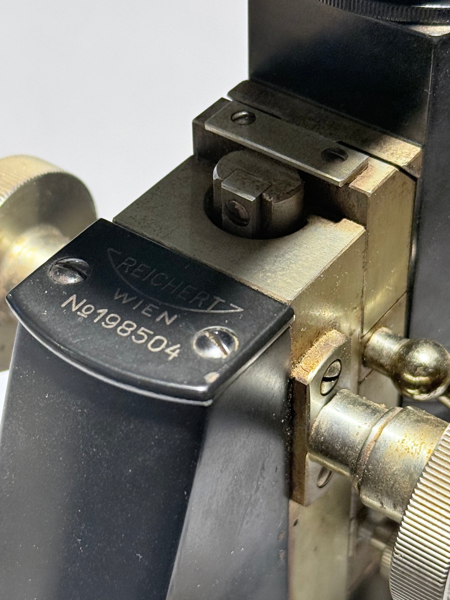 Reichert optisk mikroskop No 198504, med fire objektiver. Østrig. Fra 1940érne