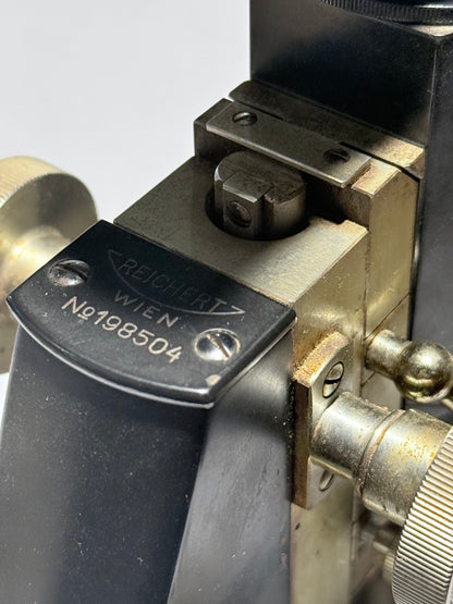 Reichert optisk mikroskop No 198504, med fire objektiver. Østrig. Fra 1940érne