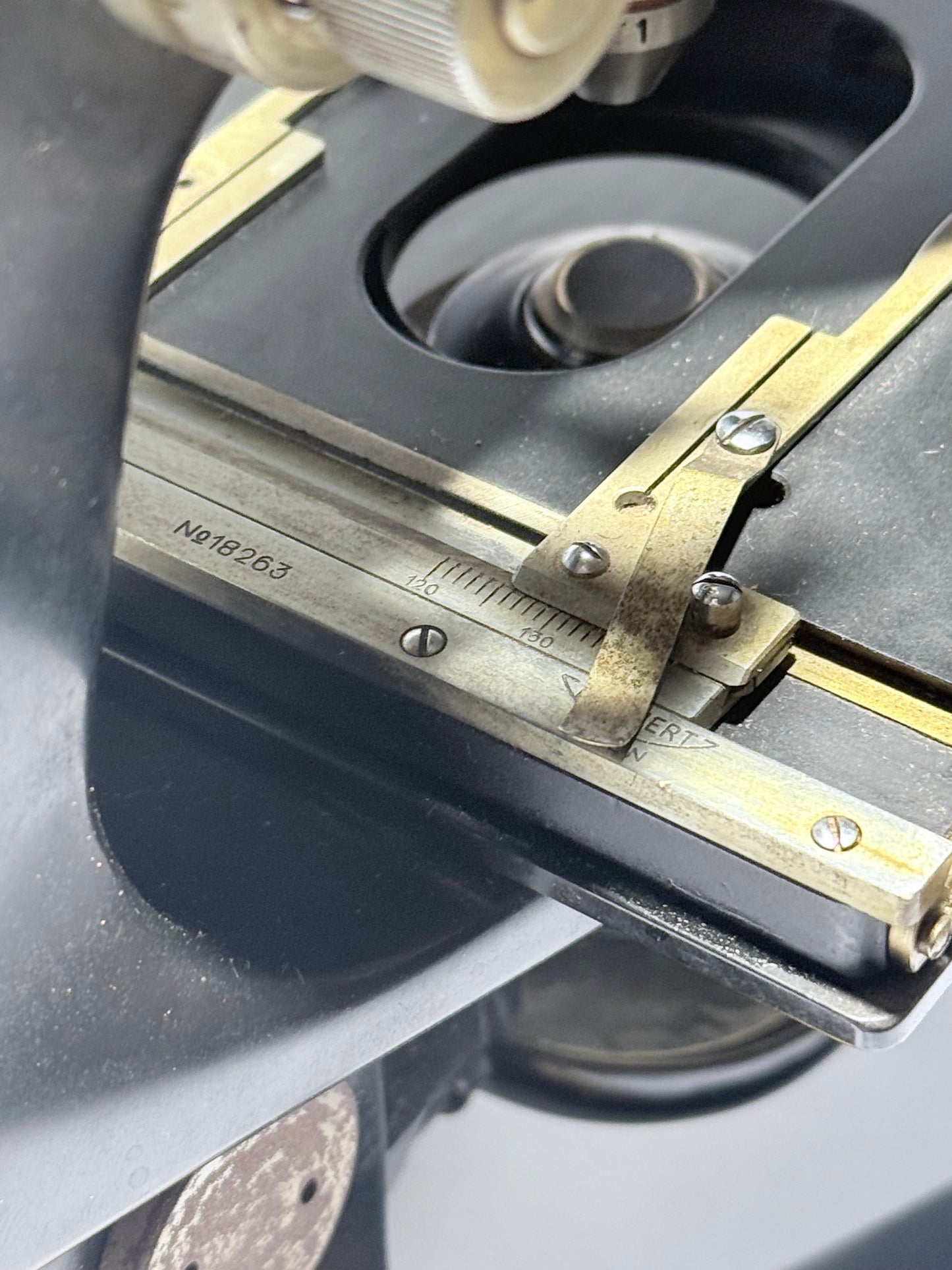 Reichert optisk mikroskop No 198504, med fire objektiver. Østrig. Fra 1940érne