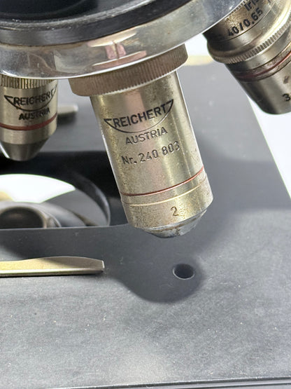 Reichert optisk mikroskop No 198504, med fire objektiver. Østrig. Fra 1940érne