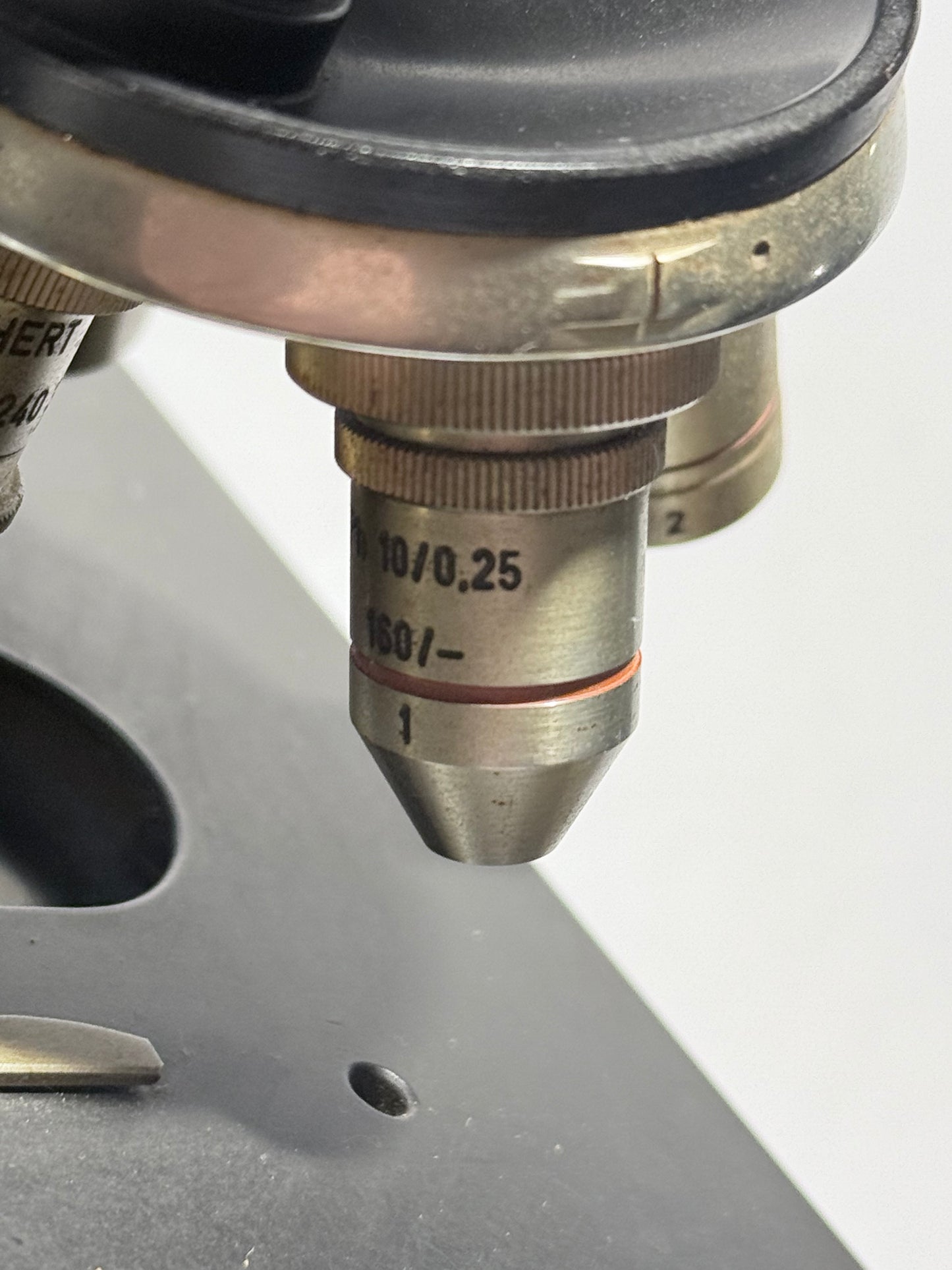 Reichert optisk mikroskop No 198504, med fire objektiver. Østrig. Fra 1940érne