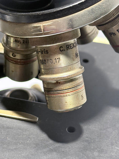 Reichert optisk mikroskop No 198504, med fire objektiver. Østrig. Fra 1940érne