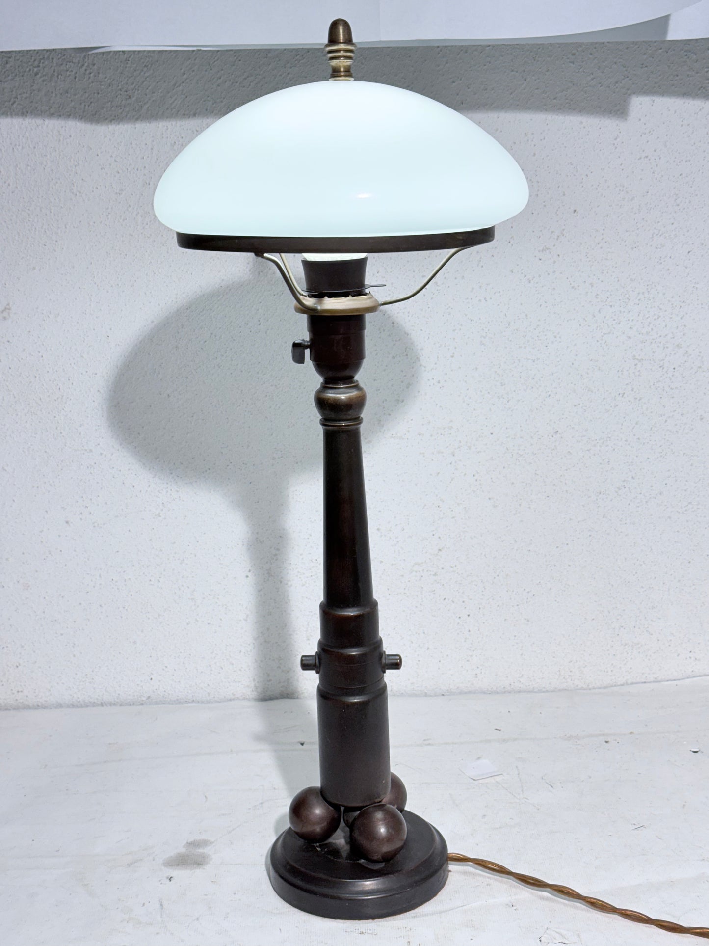 Antik bronze bord lampe med opalglas skærm