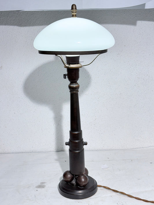 Antik bronze bord lampe med opalglas skærm