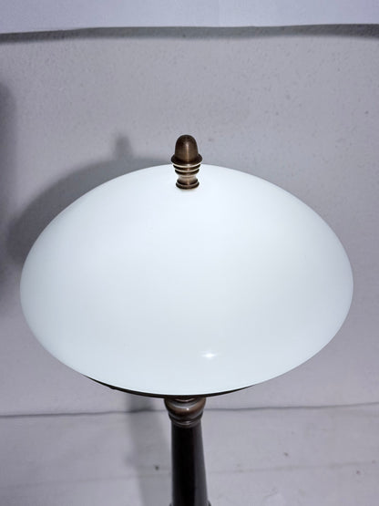 Antik bronze bord lampe med opalglas skærm