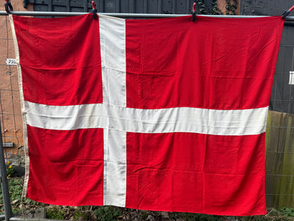 Vintage Dannebrog flag 140x200 til flagstangen, fra midt 1900 tallet.