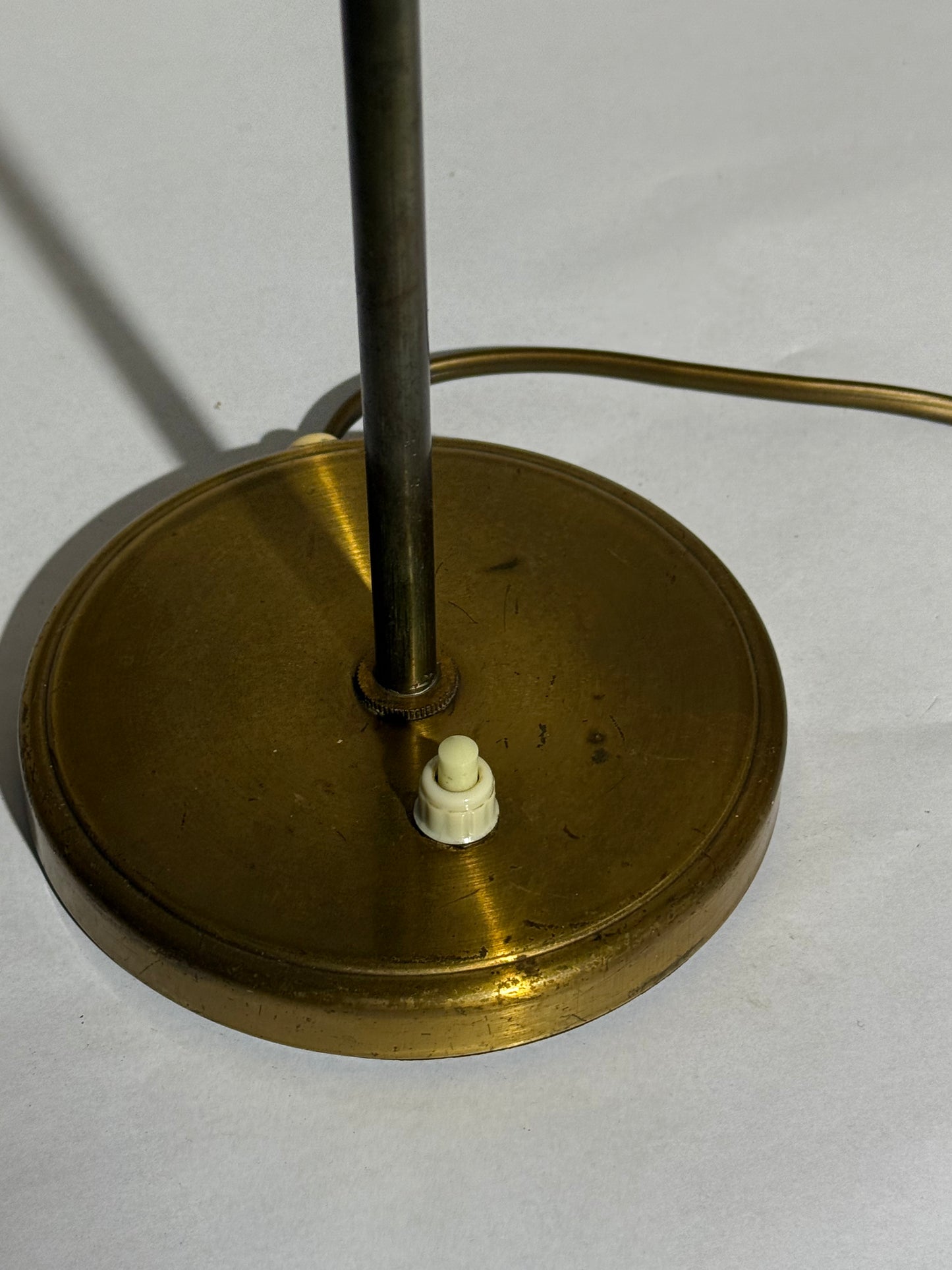 Vintage bordlampe med perforeret skærm. Fra 1960/70érne