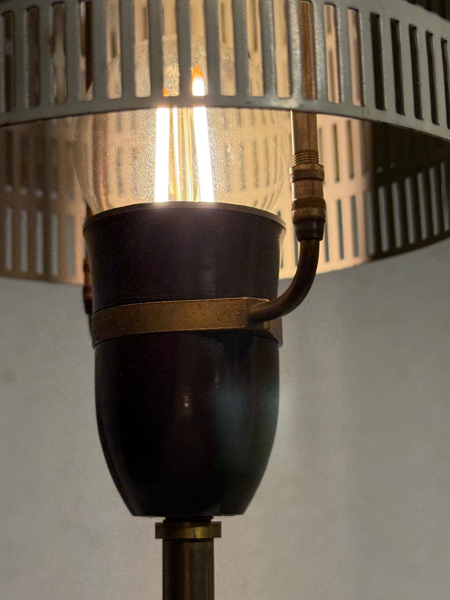 Vintage bordlampe med perforeret skærm. Fra 1960/70érne