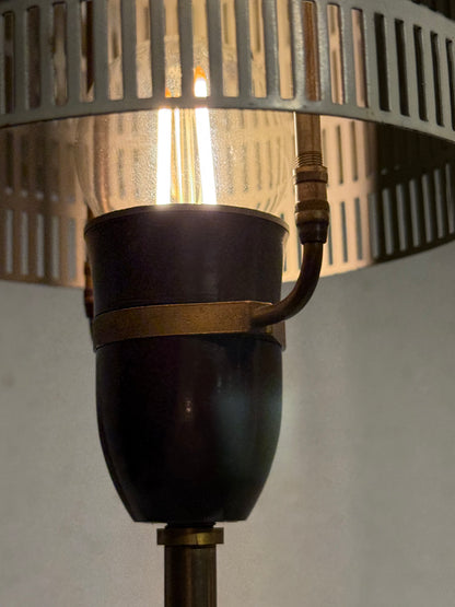 Vintage bordlampe med perforeret skærm. Fra 1960/70érne