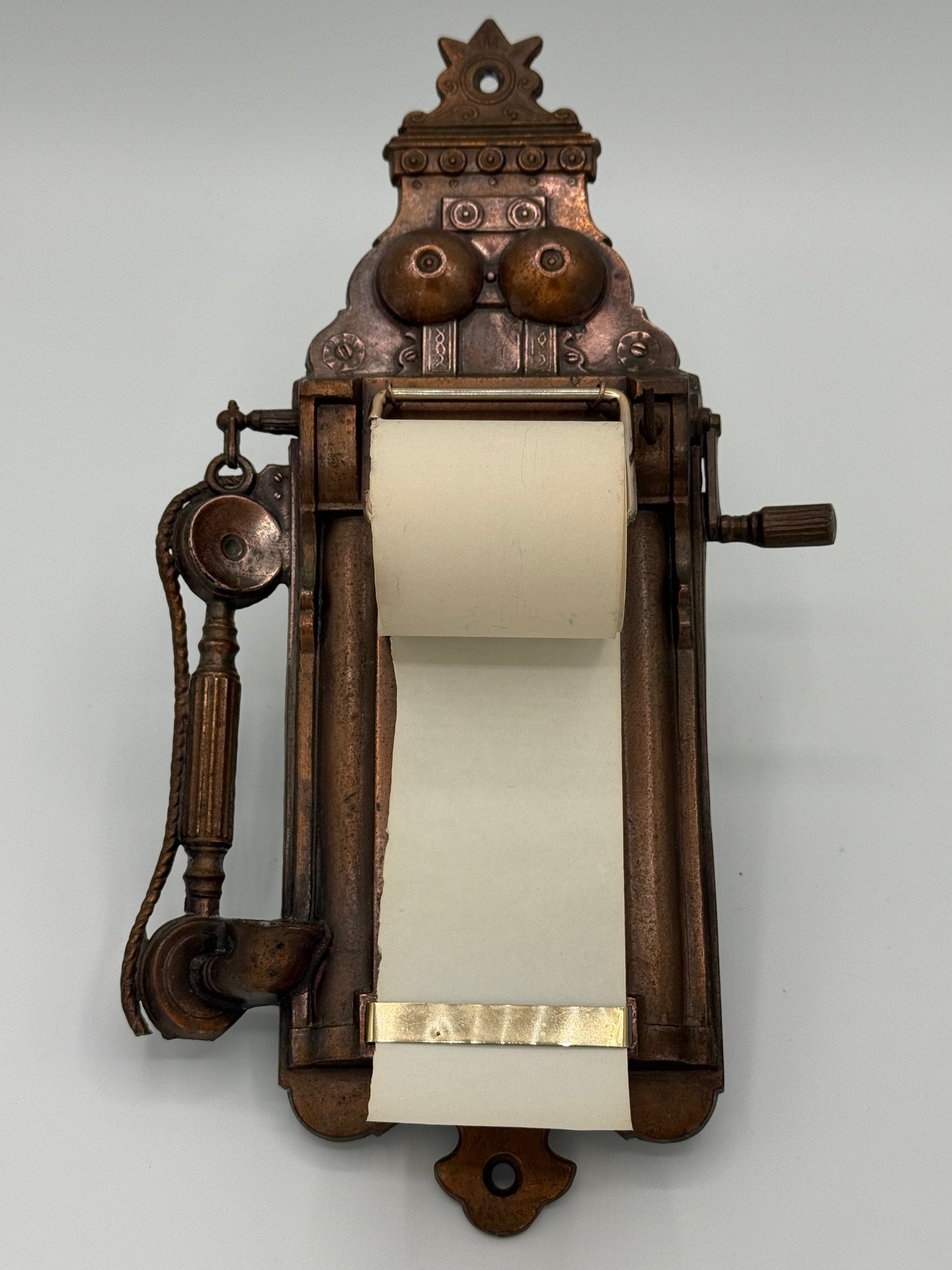 Antik Fero væghængt Notesrulle holder. Danmark, fra 1920/30érne