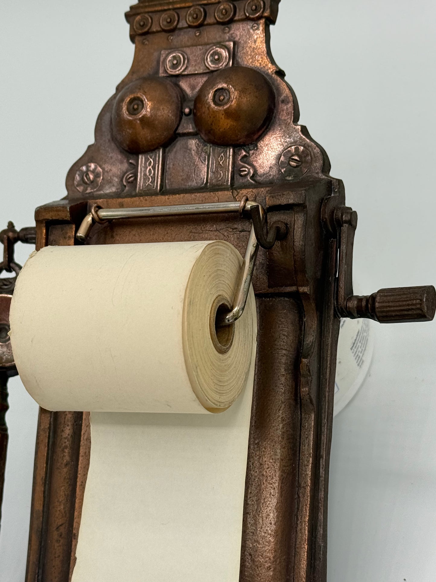 Antik Fero væghængt Notesrulle holder. Danmark, fra 1920/30érne