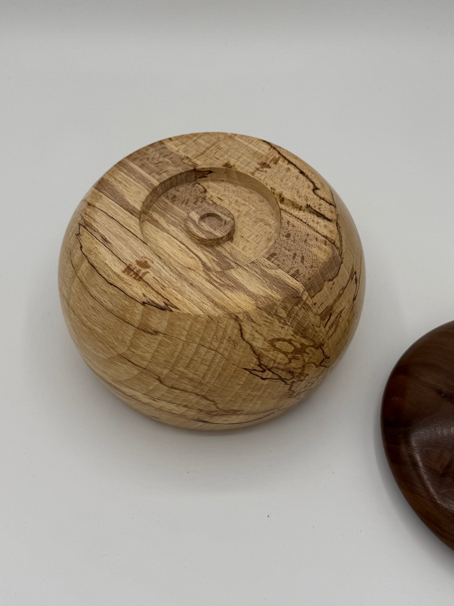 Vintage dansk hånddrejet Valnød og spaltet træ låg æske.