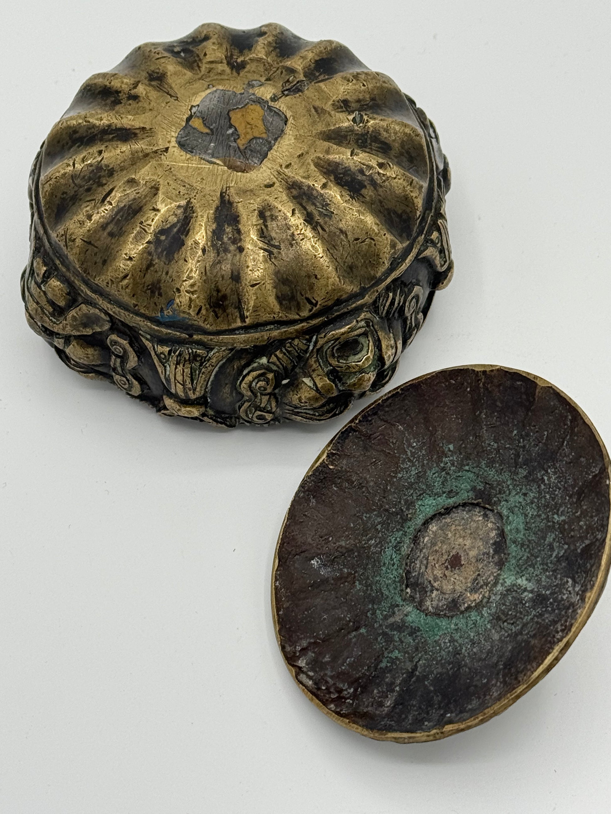 Antikt renæssance bronzeblækhus med masker. Italien 16.-17. årh