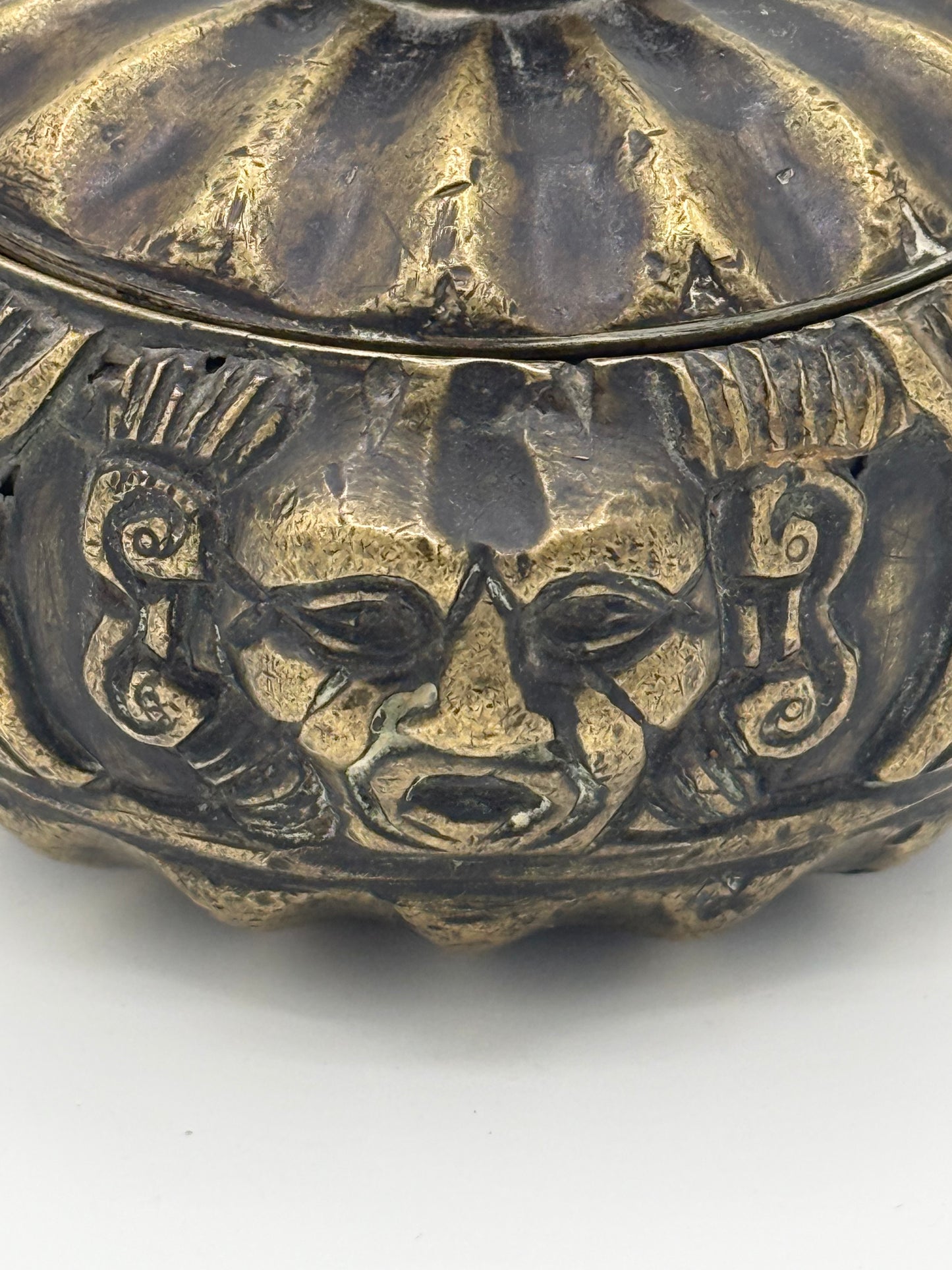 Antikt Renæssance bronzeblækhus med masker. Italien 16.-17. årh.