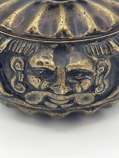 Antikt Renæssance bronzeblækhus med masker. Italien 16.-17. årh.