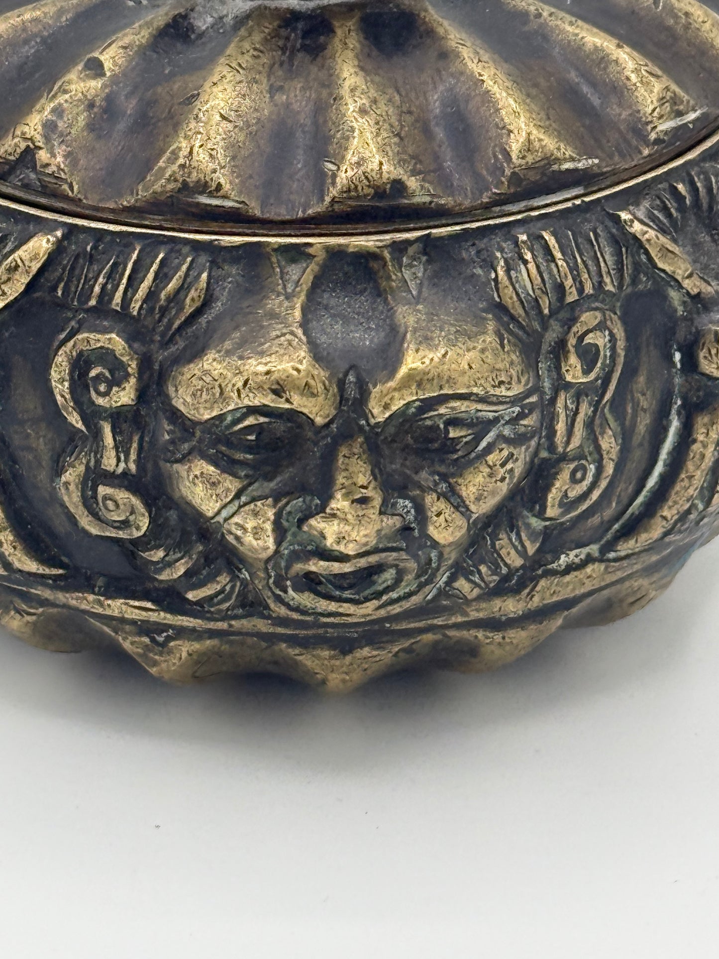 Antikt Renæssance bronzeblækhus med masker. Italien 16.-17. årh.