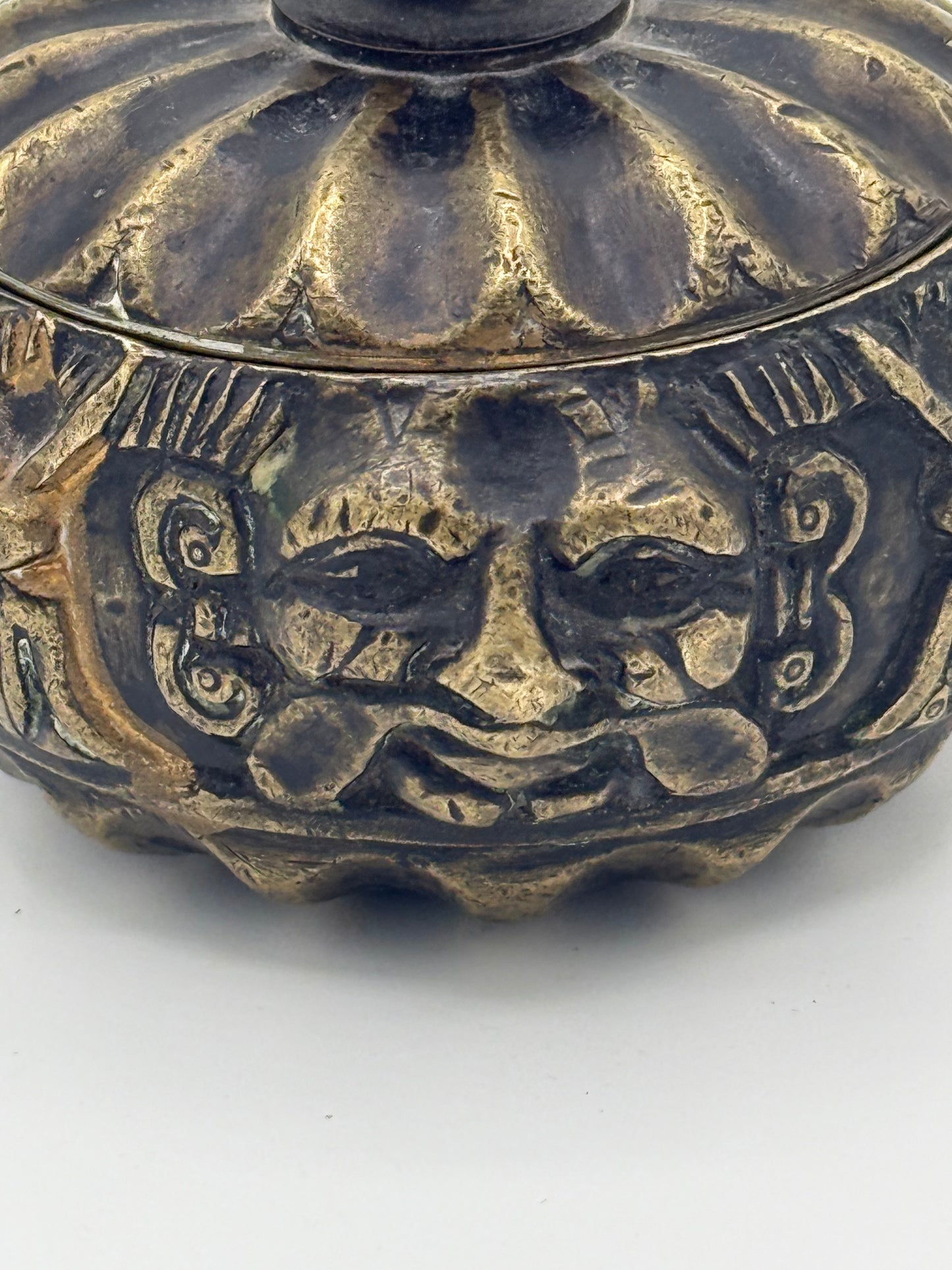 Antikt Renæssance bronzeblækhus med masker. Italien 16.-17. årh.