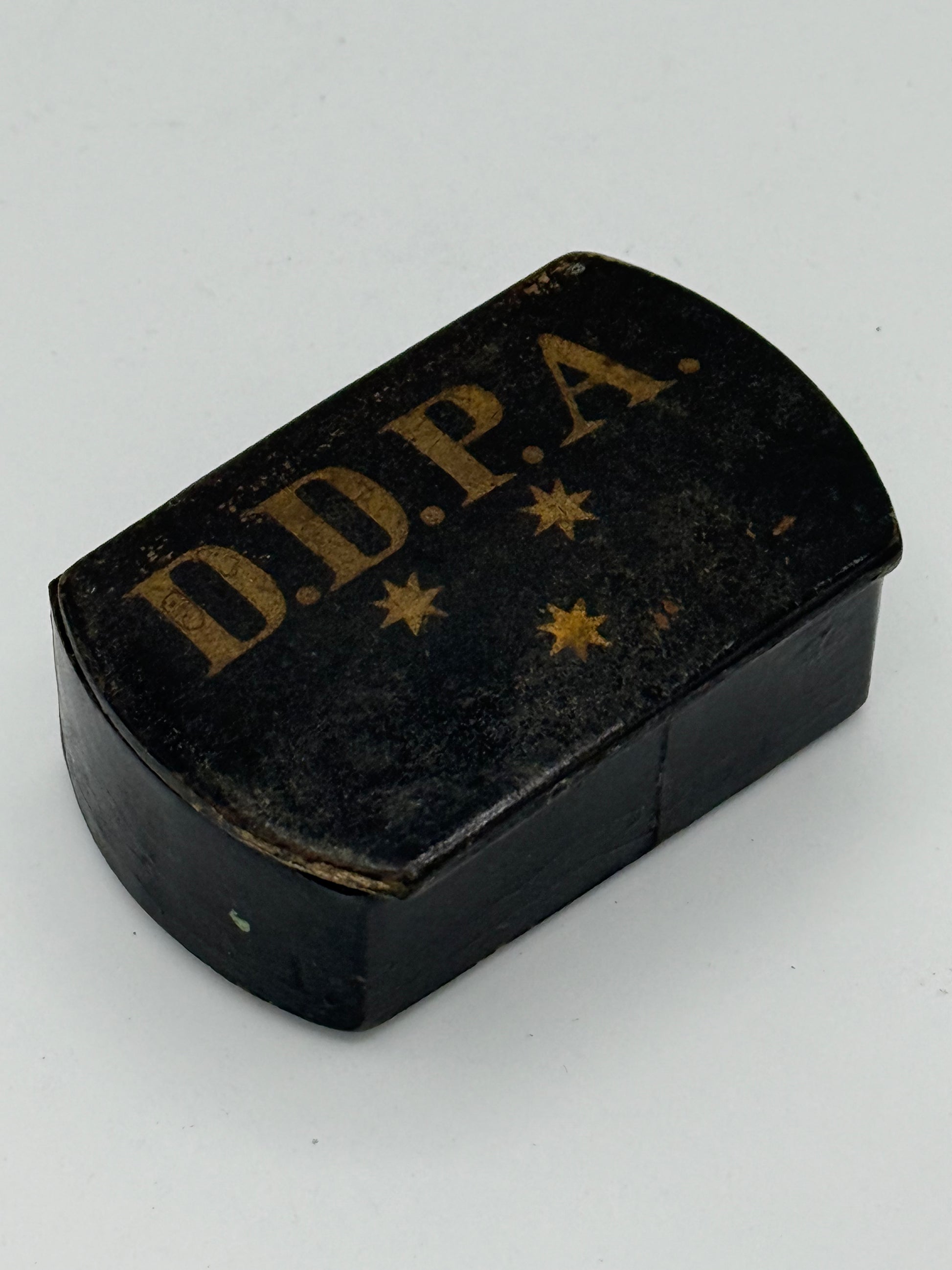 Antik D.D.P.A lak papermache æske. Danmark, start 20. Århundrede