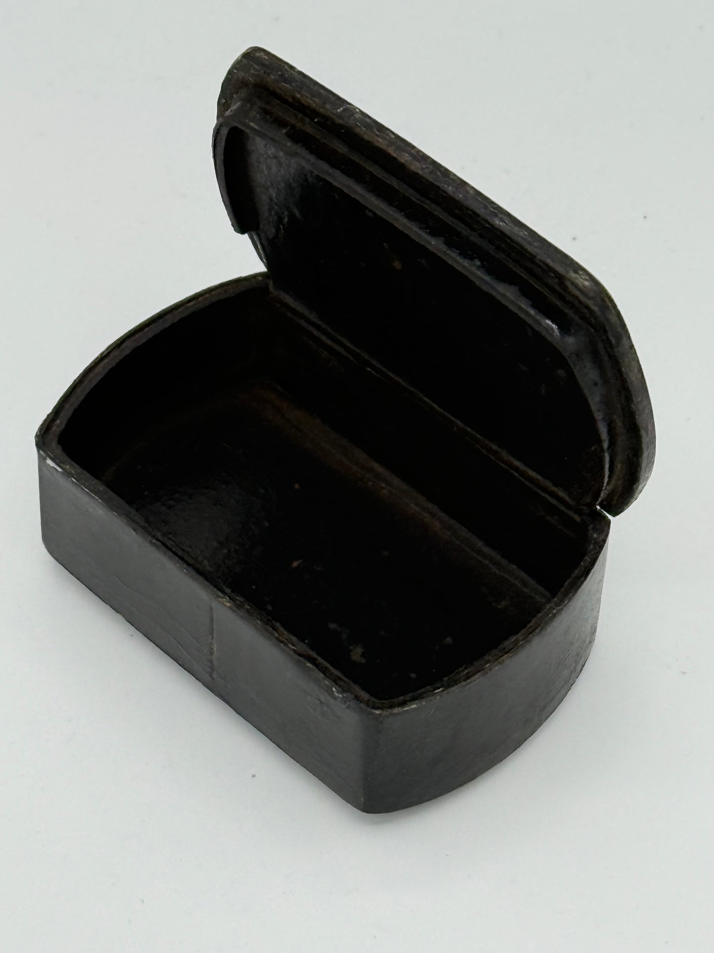 Antik D.D.P.A lak papermache æske. Danmark, start 20. Århundrede