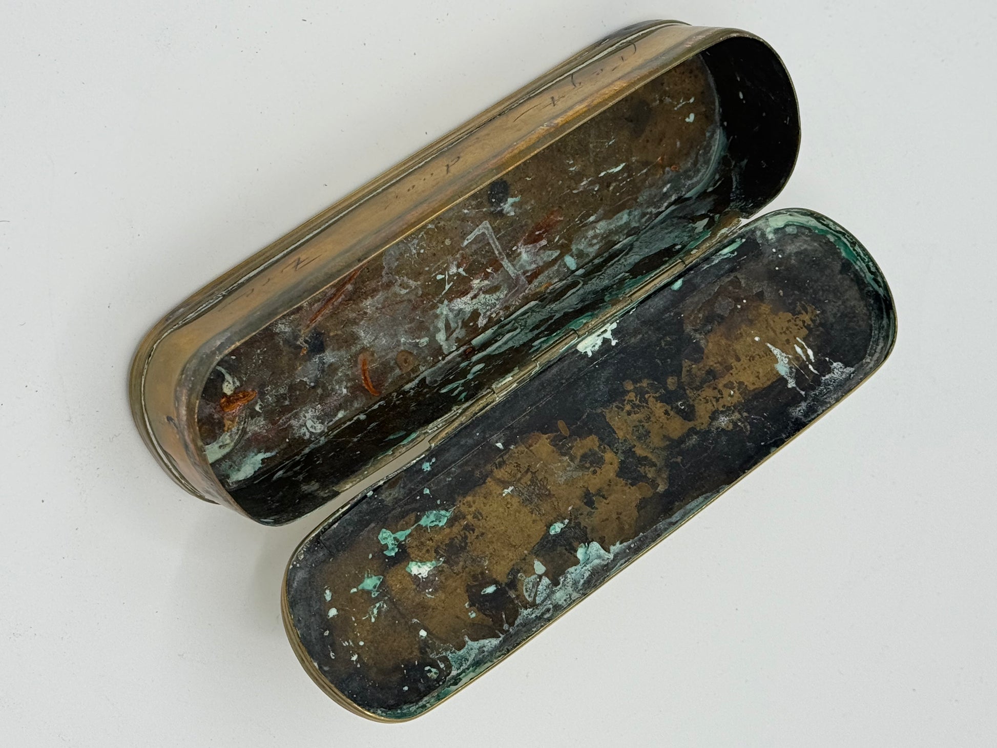 Pieter Holm (f.1686-1776) Tobaks æske i messing. Holland midt 18.Årh