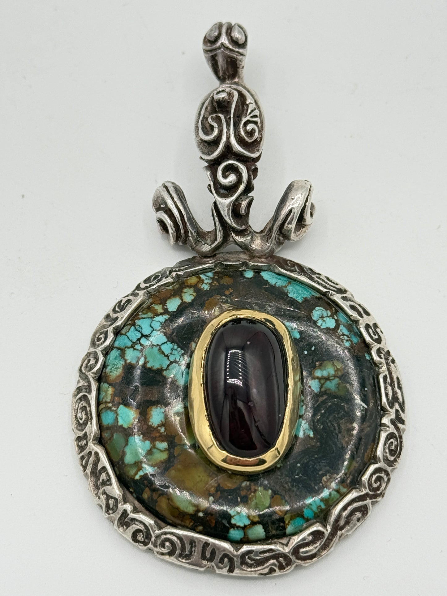 Vintage unika Studio jewelry vedhæng i Sølv, Guld, Granat og Turkis. Fra 1960érne