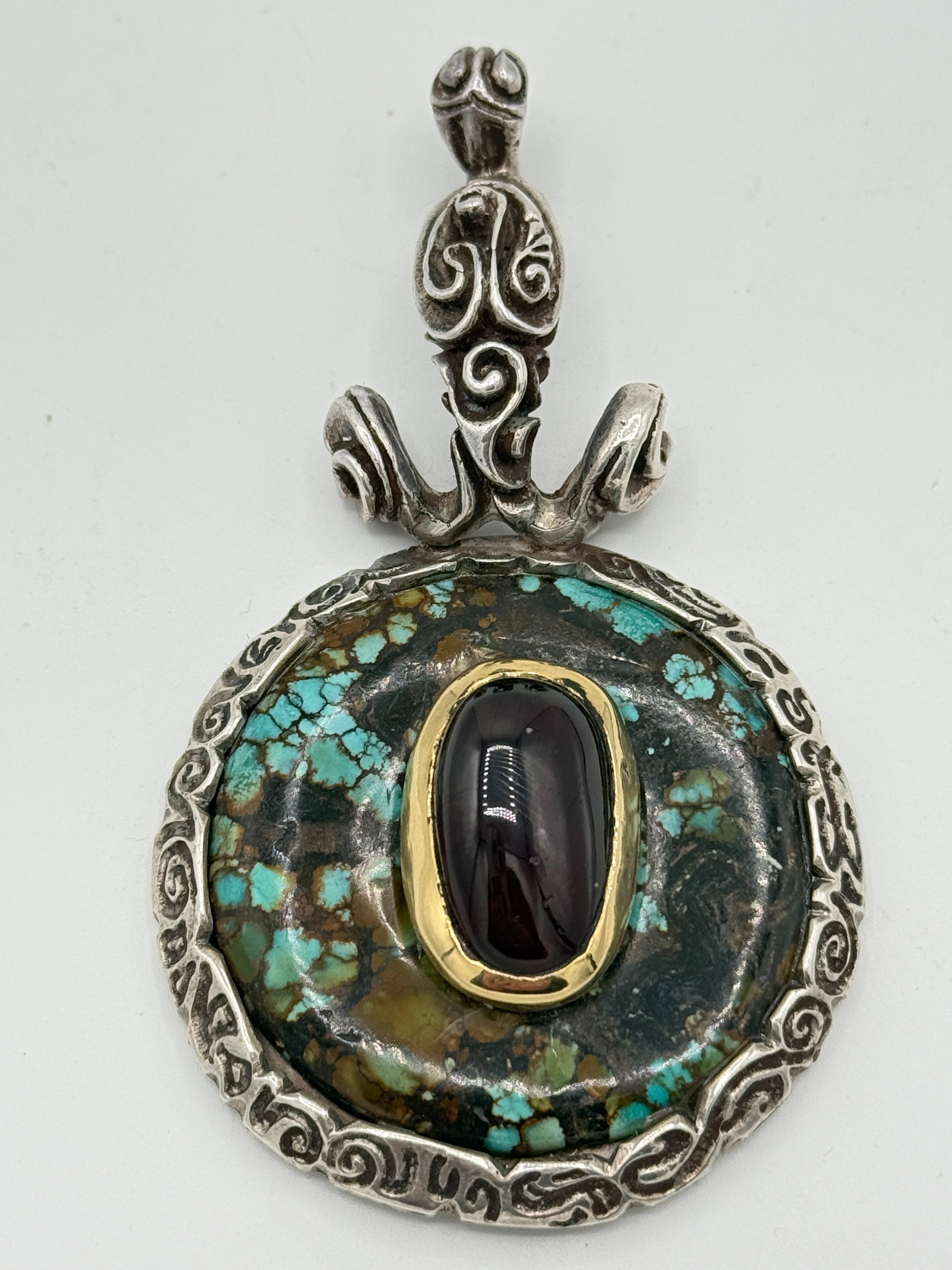 Vintage unika Studio jewelry vedhæng i Sølv, Guld, Granat og Turkis. Fra 1960érne
