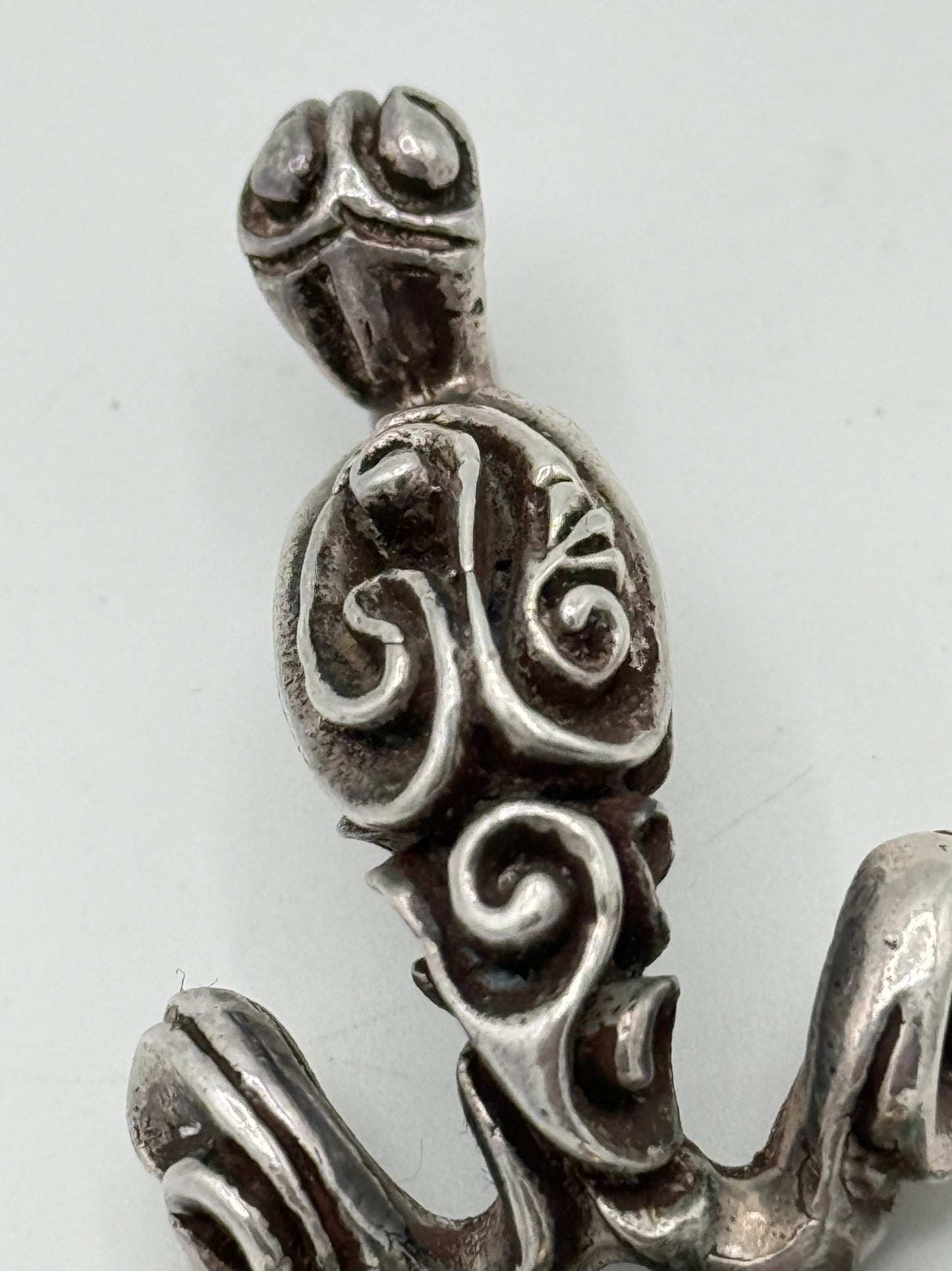 Claude Schwartz, Paris (1958-) Vintage unika Studio jewelry vedhæng i Sølv, Guld, Granat og Turkis. Fra 1960érne