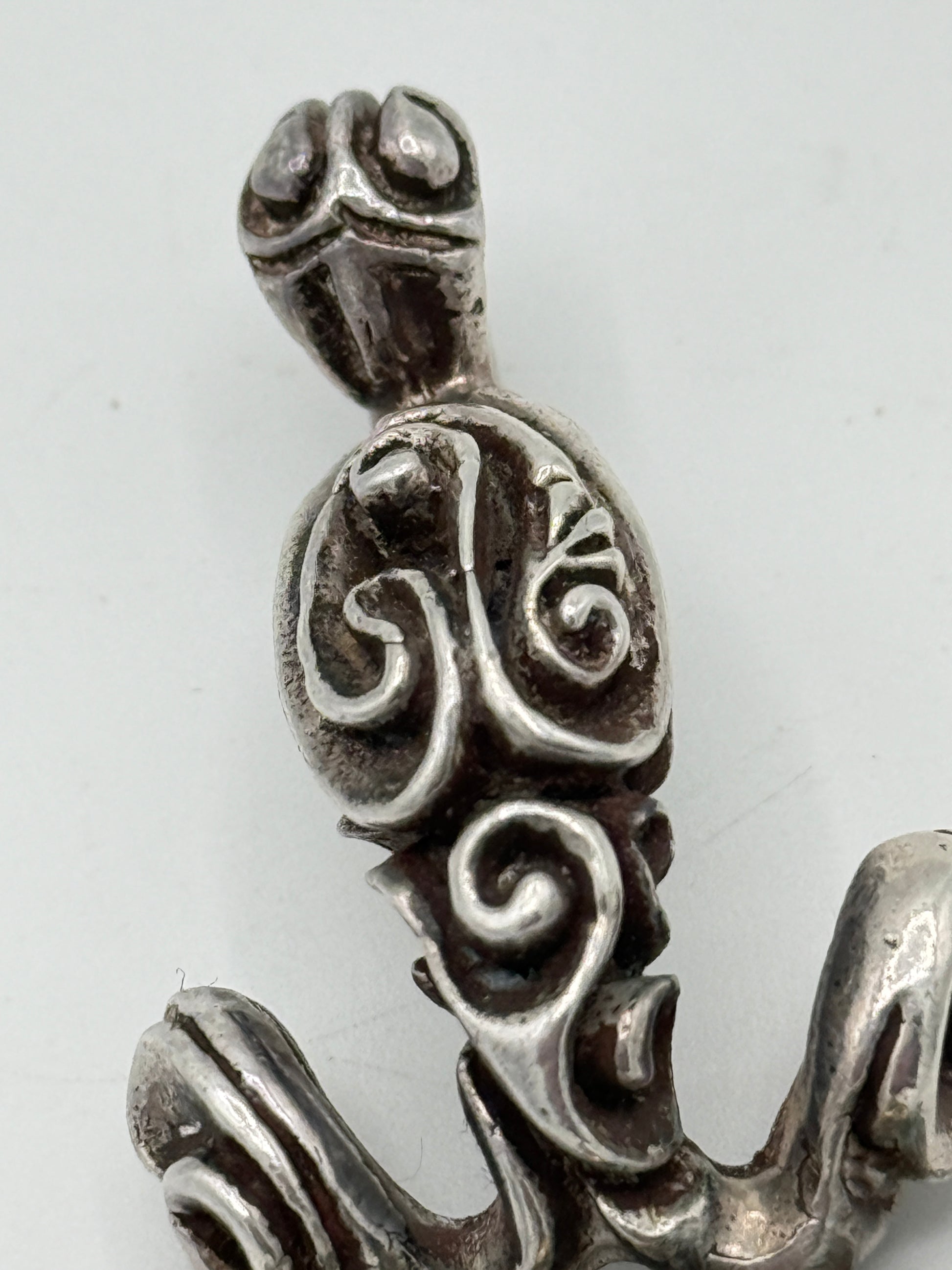 Claude Schwartz, Paris (1958-) Vintage unika Studio jewelry vedhæng i Sølv, Guld, Granat og Turkis. Fra 1960érne