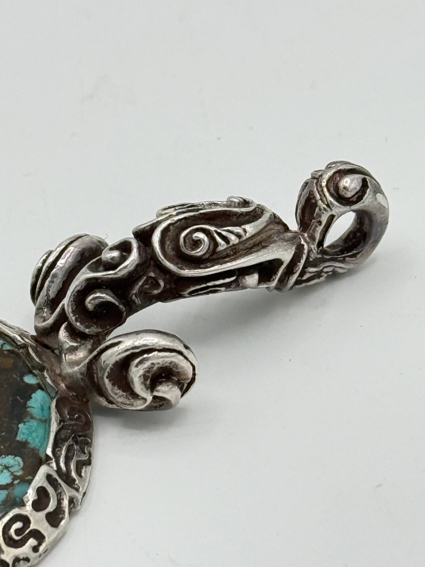 Claude Schwartz, Paris (1958-) Vintage unika Studio jewelry vedhæng i Sølv, Guld, Granat og Turkis. Fra 1960érne