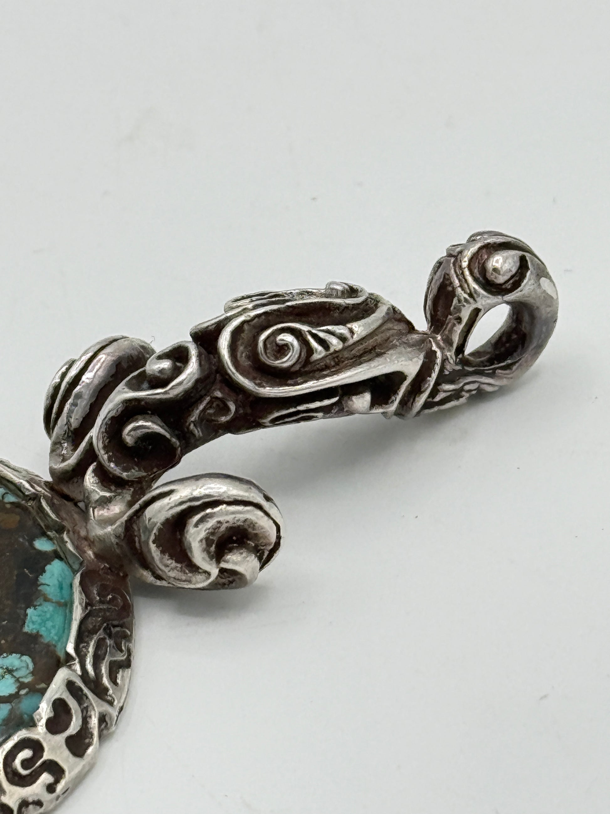 Claude Schwartz, Paris (1958-) Vintage unika Studio jewelry vedhæng i Sølv, Guld, Granat og Turkis. Fra 1960érne