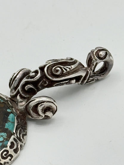 Claude Schwartz, Paris (1958-) Vintage unika Studio jewelry vedhæng i Sølv, Guld, Granat og Turkis. Fra 1960érne