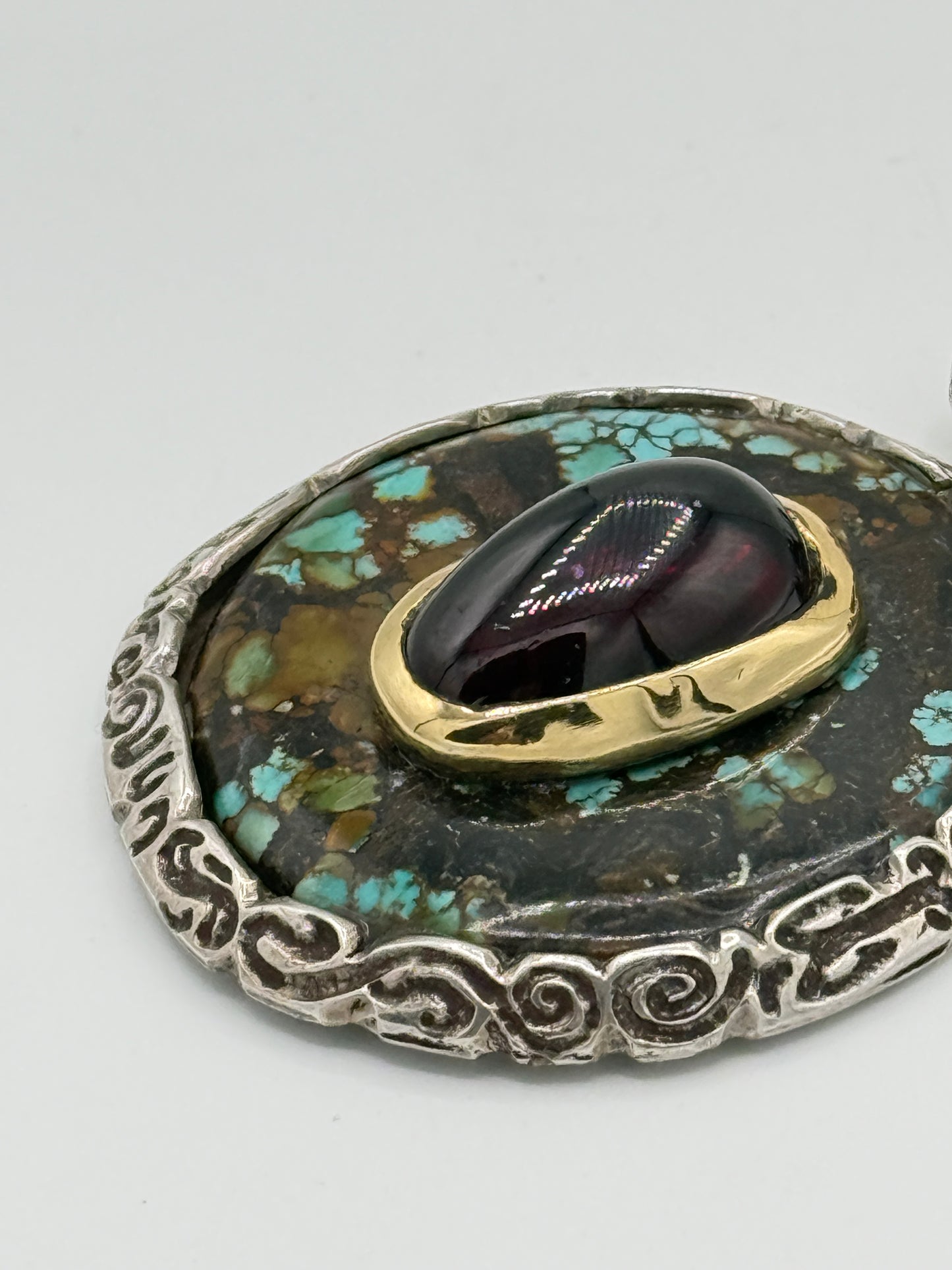 Vintage unika Studio jewelry vedhæng i Sølv, Guld, Granat og Turkis. Fra 1960érne